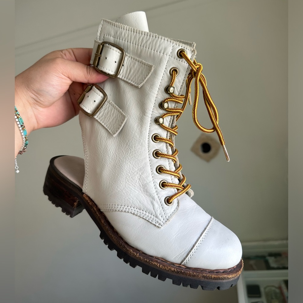 JEFFREY CAMPBELL CUTOUT BOOT
🦄 Rare Find | Offers Welcome!